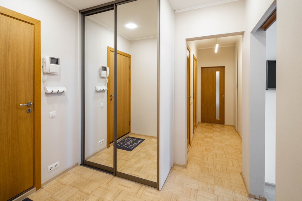 Dla optycznego powiększenia wnętrza szafa może być wyposażona w duże lustrzane drzwi.