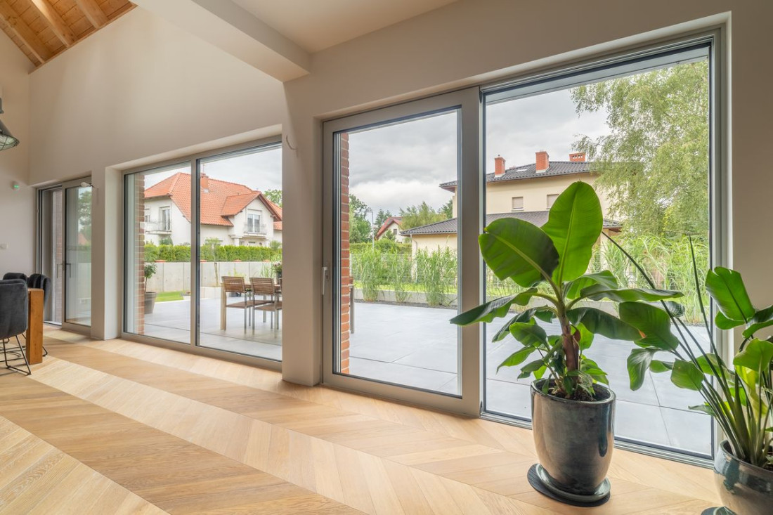 Wielkogabarytowe okna: nowy trend w budownictwie domów jednorodzinnych