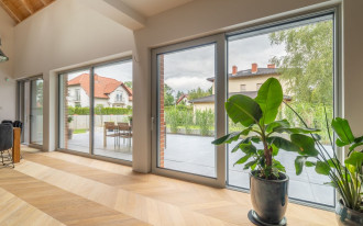 Wielkogabarytowe okna: nowy trend w budownictwie domów jednorodzinnych