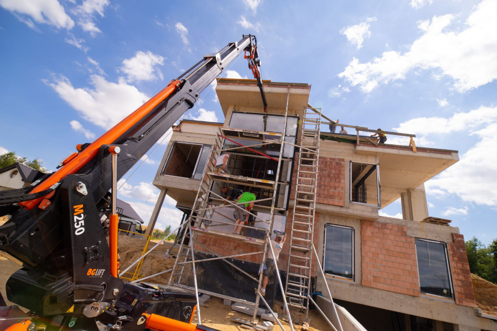 Montaż wielkogabarytowych okien przy pomocy dźwigu