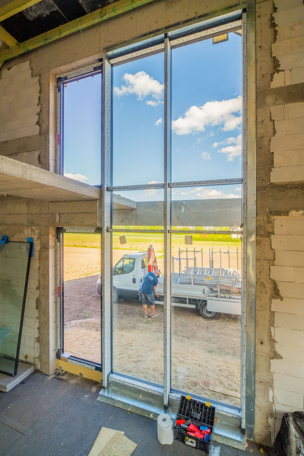 Montowanie okien wielkogabarytowych - widok z wnętrza