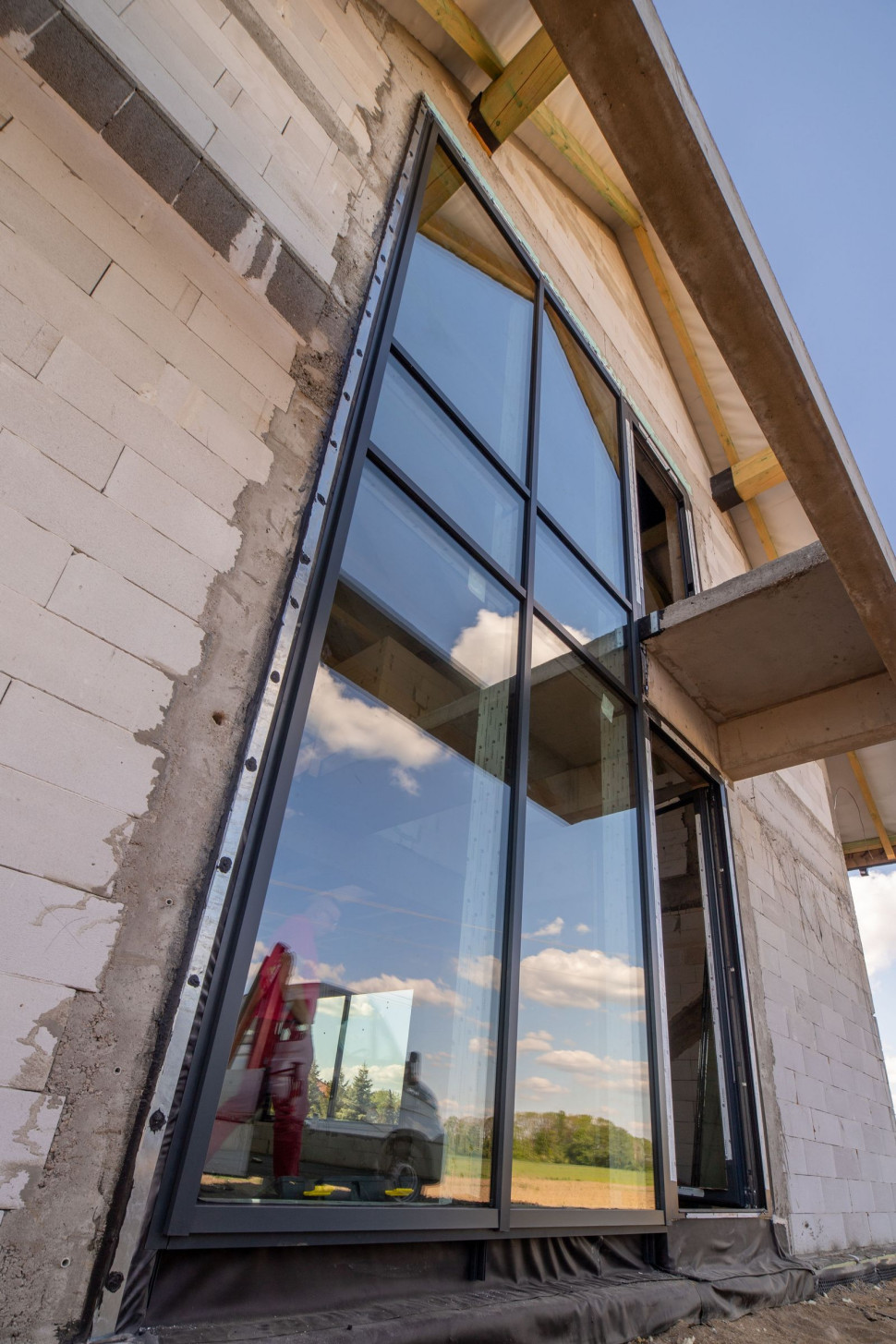 Montowanie okien wielkogabarytowych - widok z zewnątrz