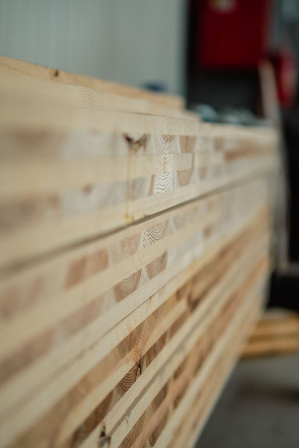 Drewno do budowy domu musi być odpowiednio przygotowane (wysuszone)