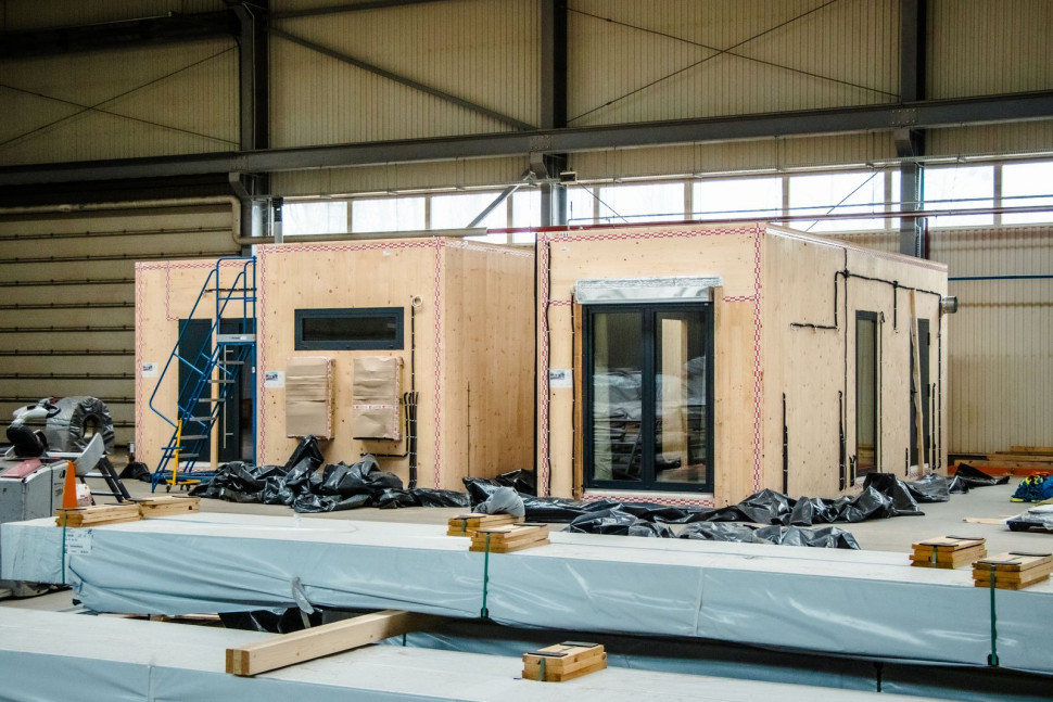 Budowa budynku modułowego w technologii CLT odbywa się w hali produkcyjnej