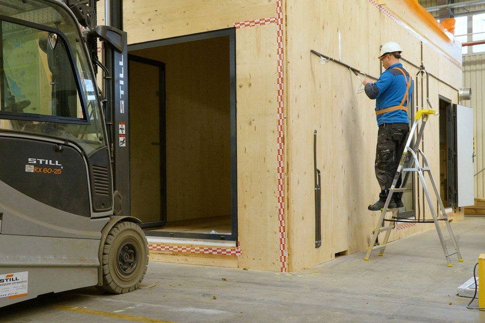 Budowa budynku modułowego w technologii CLT odbywa się w hali produkcyjnej