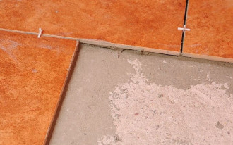 Na co należy zwrócić uwagę, wybierając klej do płytek na zewnątrz?