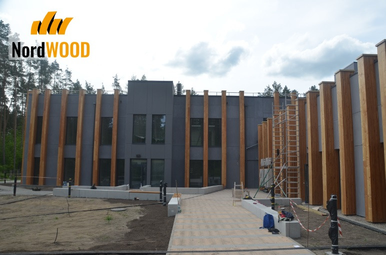 Słupy elewacyjne dostarczone przez firmę NordWOOD imponują starannym wykonaniem i doskonałą precyzją detali