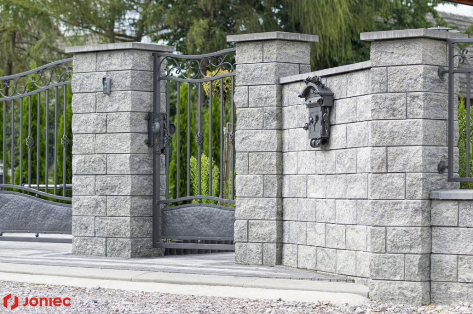 Furtka w ogrodzeniu łupanym GORC® de Luxe GL3.  F.P.U.H. JONIEC®