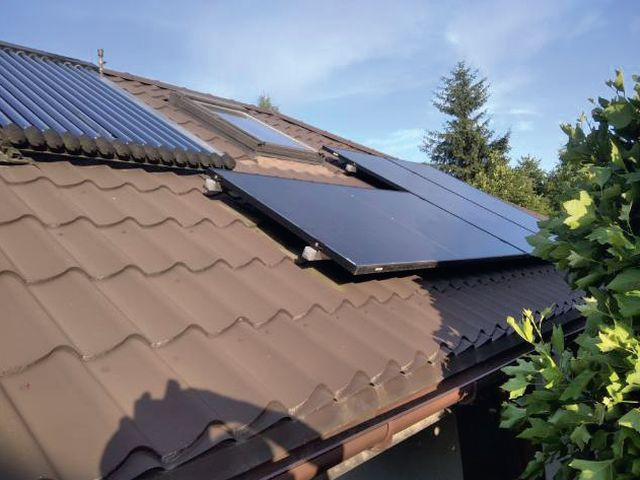 Kolektory próżniowe (2013 r.) i część paneli PV (2020 r.) zamontowano na południowej połaci dachu