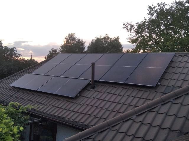 Kolektory próżniowe (2013 r.) i część paneli PV (2020 r.) zamontowano na południowej połaci dachu