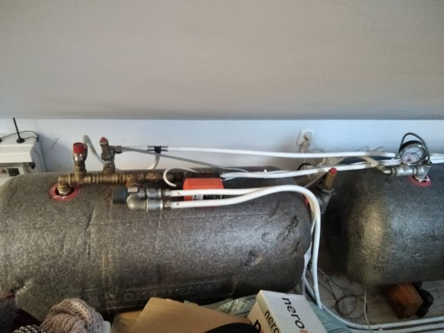 Dwa zasobniki c.w.u. o poj. 80 l i 120 l zamontowano na strychu