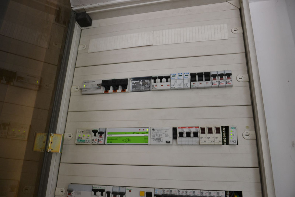 W rozdzielnicy znajduje się inteligentny licznik (na górze po lewej)