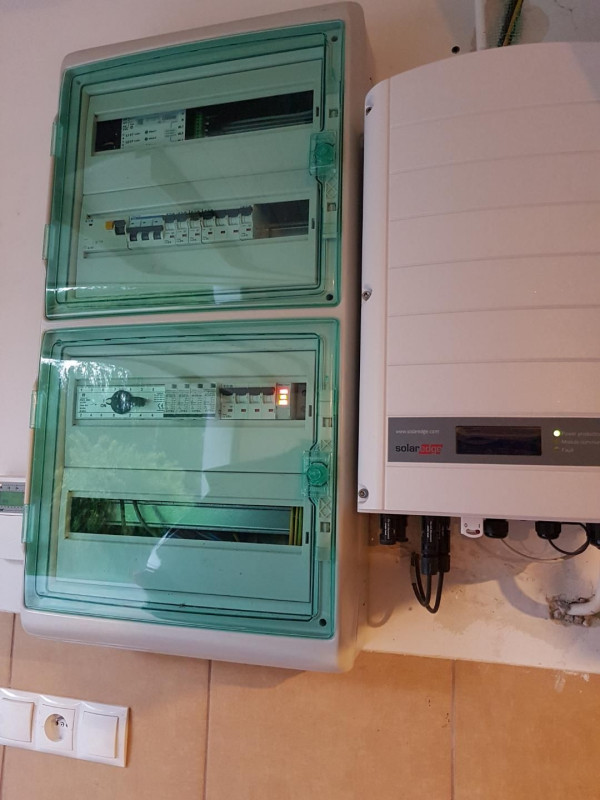 Licznik i falownik ulokowano w garażu