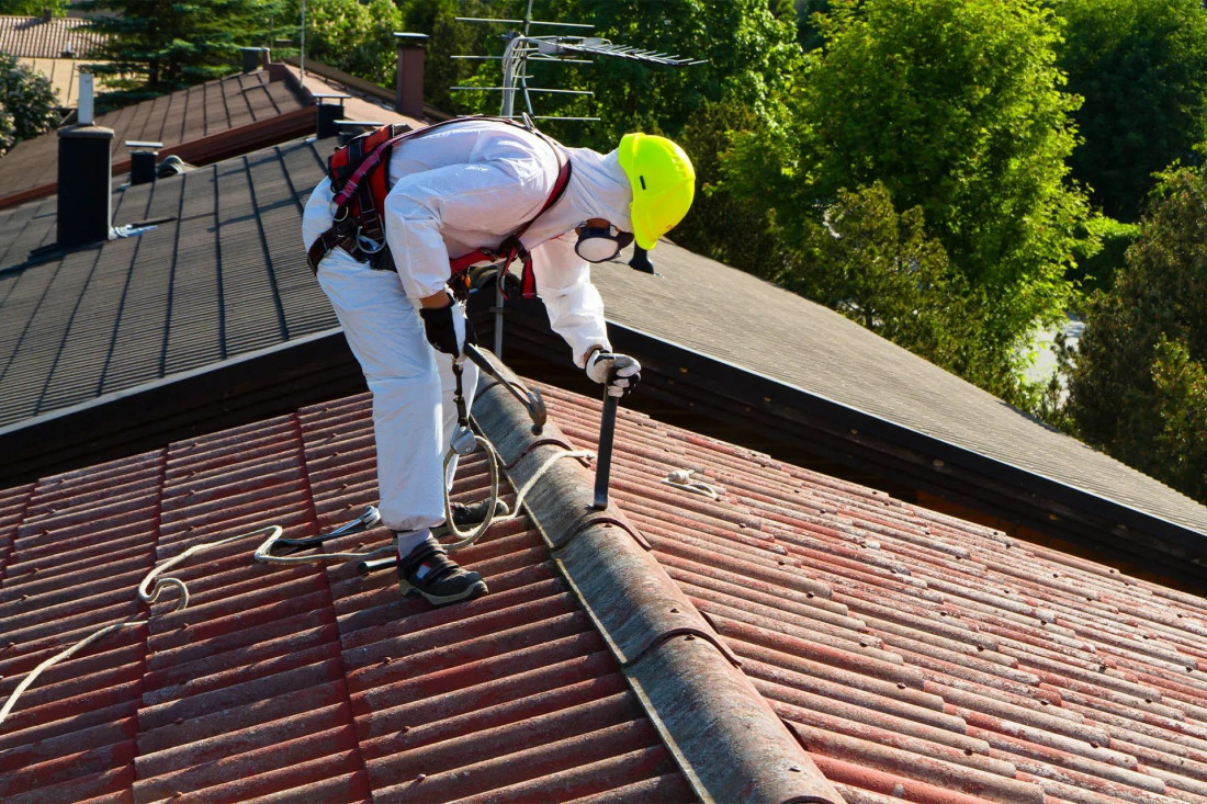 Remont dachu - wymiana pokrycia dachowego z azbestu na blachodachówkę