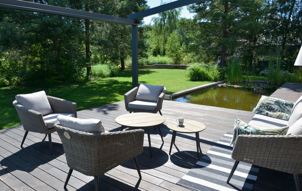 Taras (z termojesionu), o powierzchni 70 m2, łączy się z pomostem przy oczku wodnym