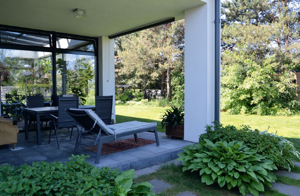 Zadaszony taras (42 m2), skierowany na zachód i północ