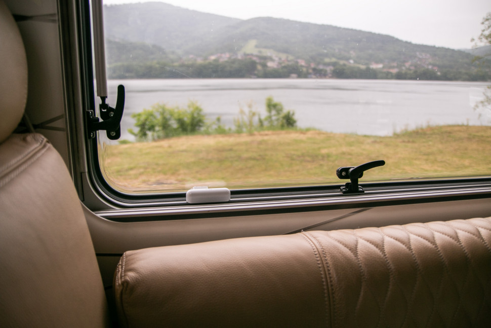 We wszystkich otworach okiennych i drzwiach zainstalowane zostały czujniki Door/Window Control,