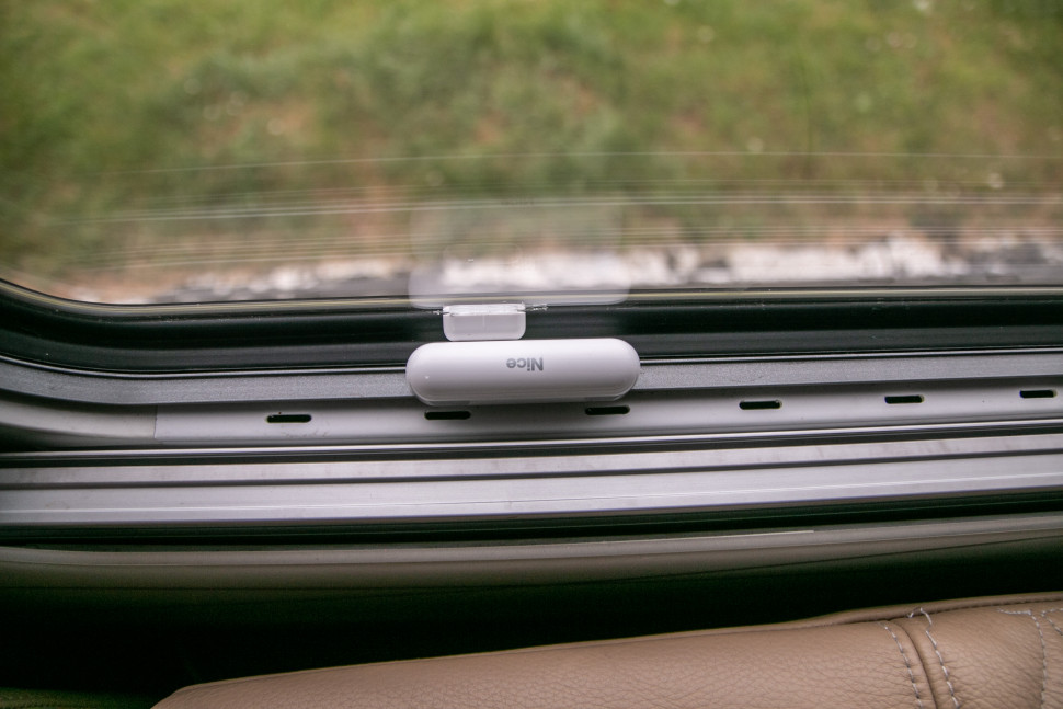 We wszystkich otworach okiennych i drzwiach zainstalowane zostały czujniki Door/Window Control,