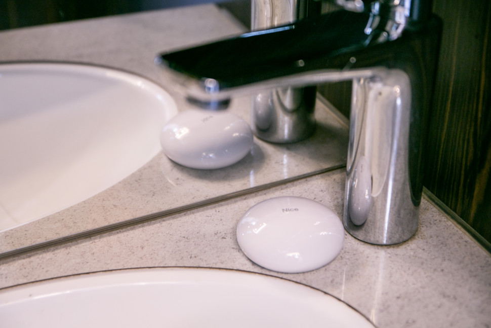 W łazience umieszony został czujnik zalania - Flood Control.