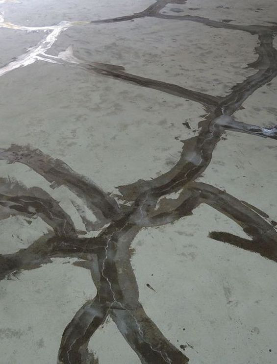 Naprawianie pęknięć na posadzce garażu