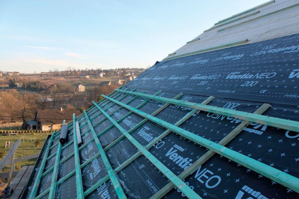 Folia wstępnego krycia pod rusztem z łat i kontrłat