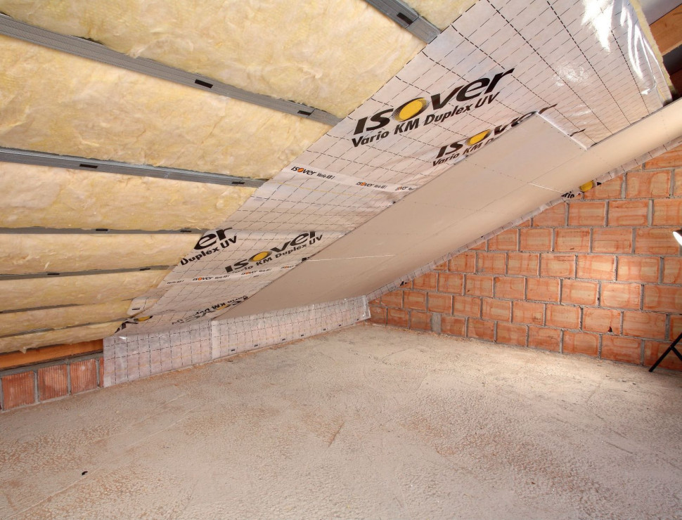 Folia paroizolacyjna na użytkowym poddaszu