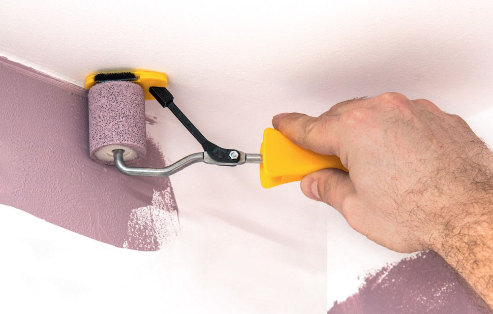 Mniejszym wałkiem malujemy powierzchnię na styku ściany i sufitu