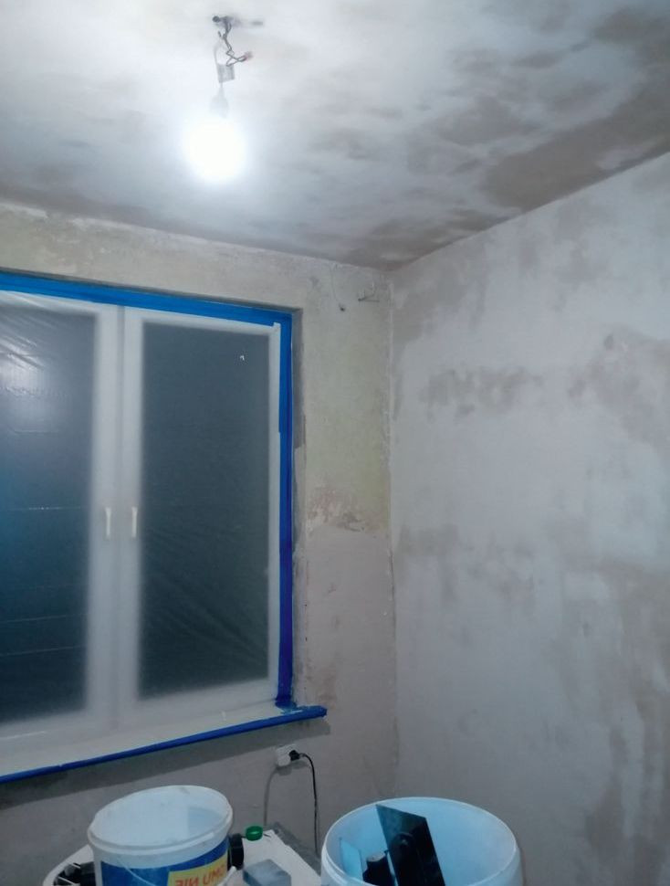 Zabezpieczenie okna specjalną folią jest konieczne przed malowaniem ścian i sufitu