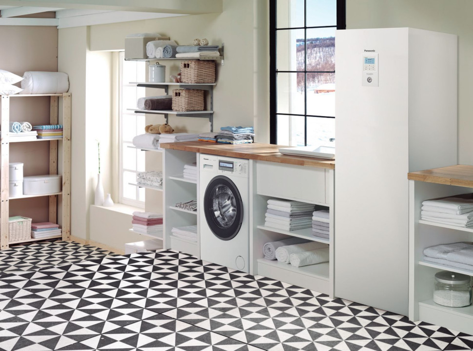 Jednostka wewnętrzna pompy typu powietrze/woda umieszczona w pralni