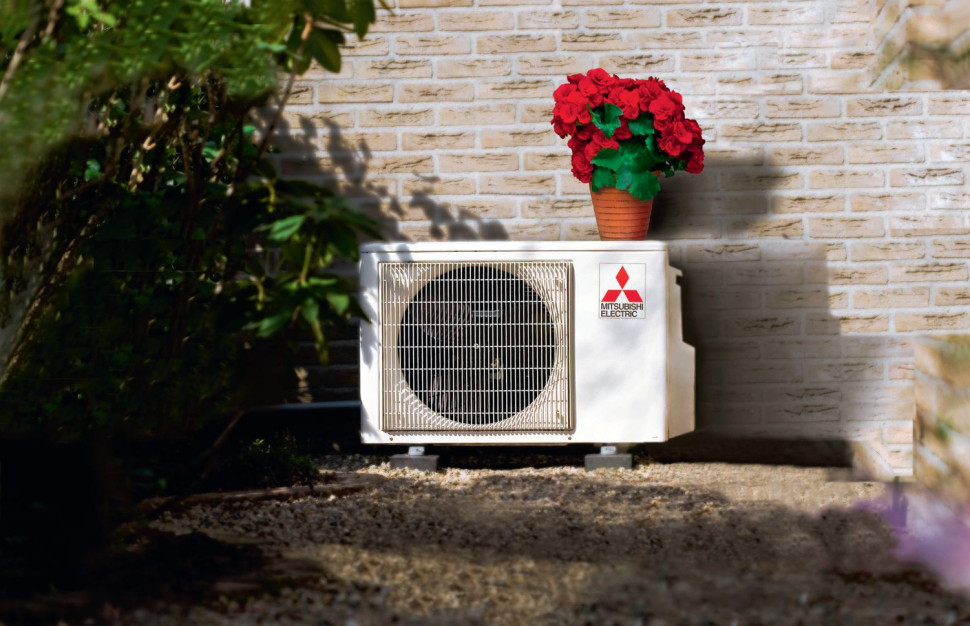 Jednostka zewnętrzna pompy ciepła zainstalowana w miejscu zacienionym, ale przewiewnym