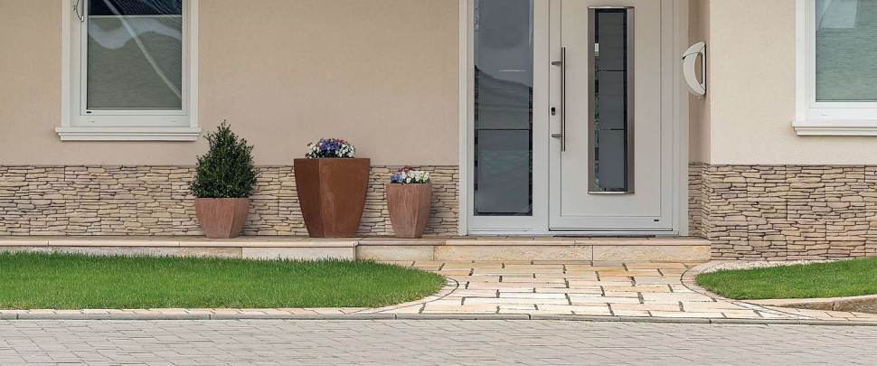 Cokoły wykańcza się np. okładziną betonową