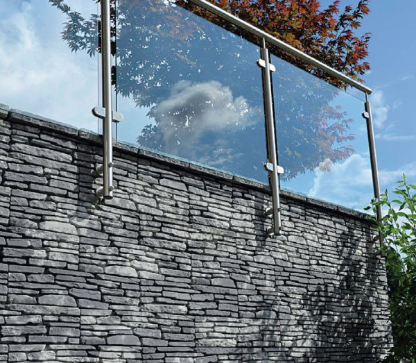 Lekką balustradę ze stali można wypełnić szkłem