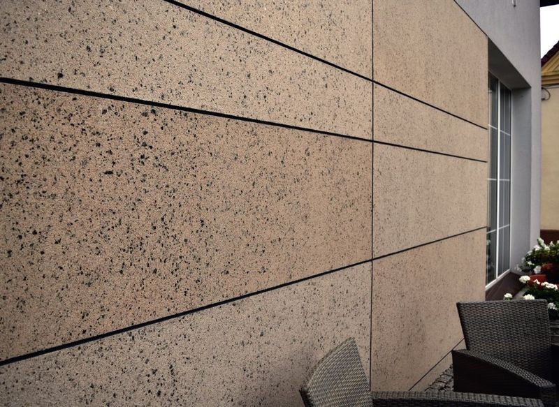 Linie prowadzone w pionie i poziomie urozmaicają jednolitą płaszczyznę tynków