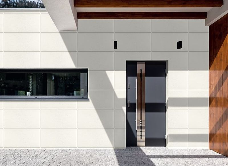 Linie prowadzone w pionie i poziomie urozmaicają jednolitą płaszczyznę tynków