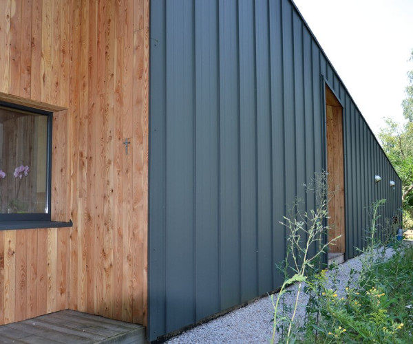 Blacha płaska zamontowana do ścian na rąbek stojący