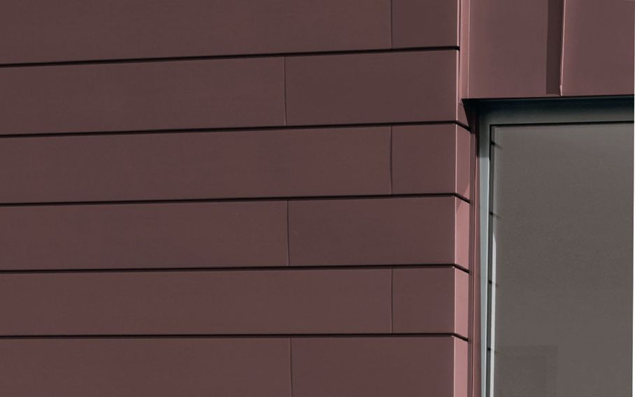 Elewacyjne okładziny z blachy mogą mieć prawie dowolny kolor, choć najczęściej wybierane są ciemne odcienie szarości i brązów