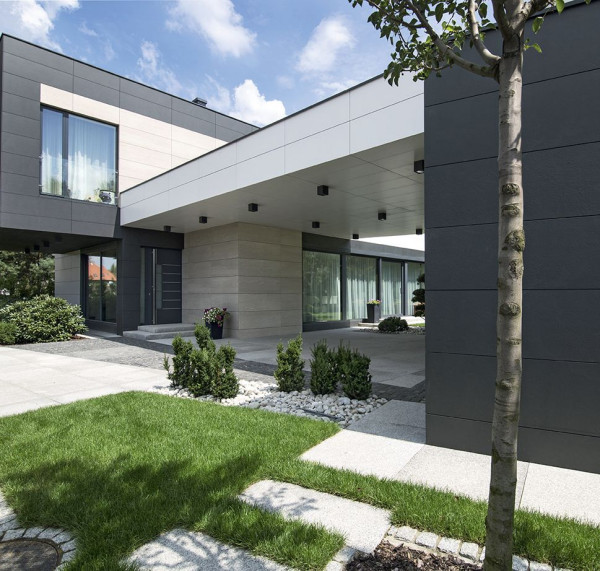 Wielkoformatowe płyty ze spieków kwarcowych na elewacji