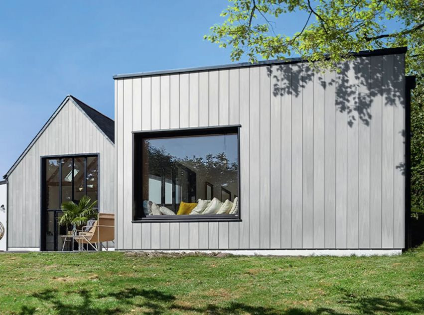 Obecnie coraz częściej drewniane elementy na elewacji montuje się w pionie