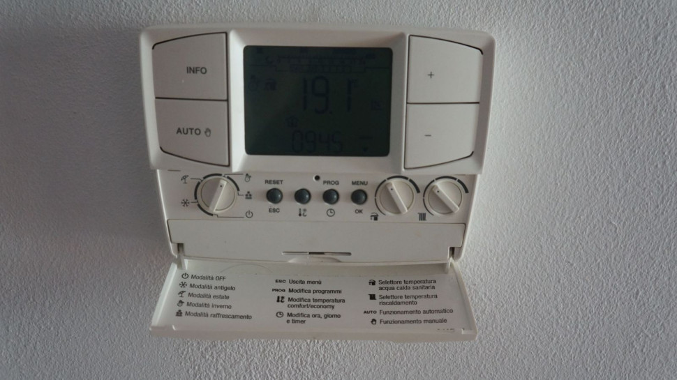 Regulator pokojowy oddalono od kominka z DGP