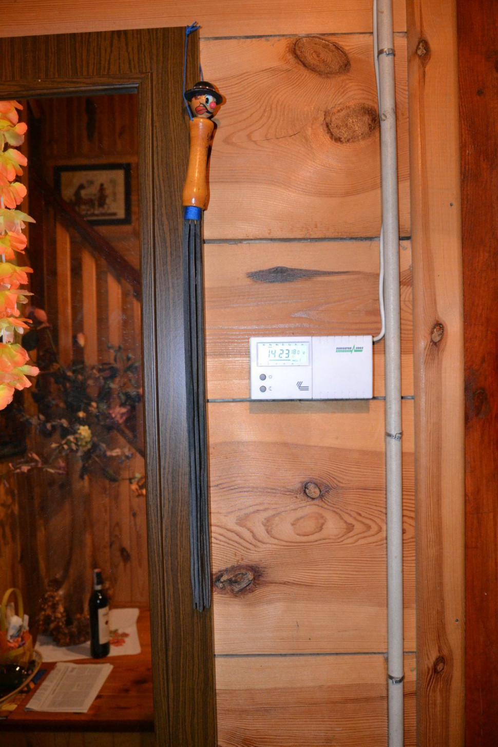 Regulator pokojowy ulokowano w holu