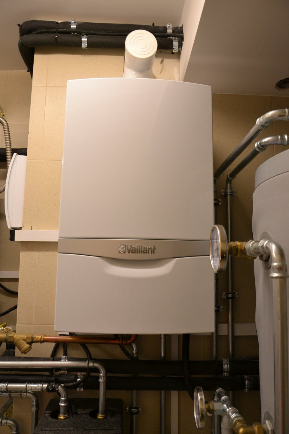 Kondensacyjny, jednofunkcyjny kocioł na gaz z sieci zawieszono na ścianie