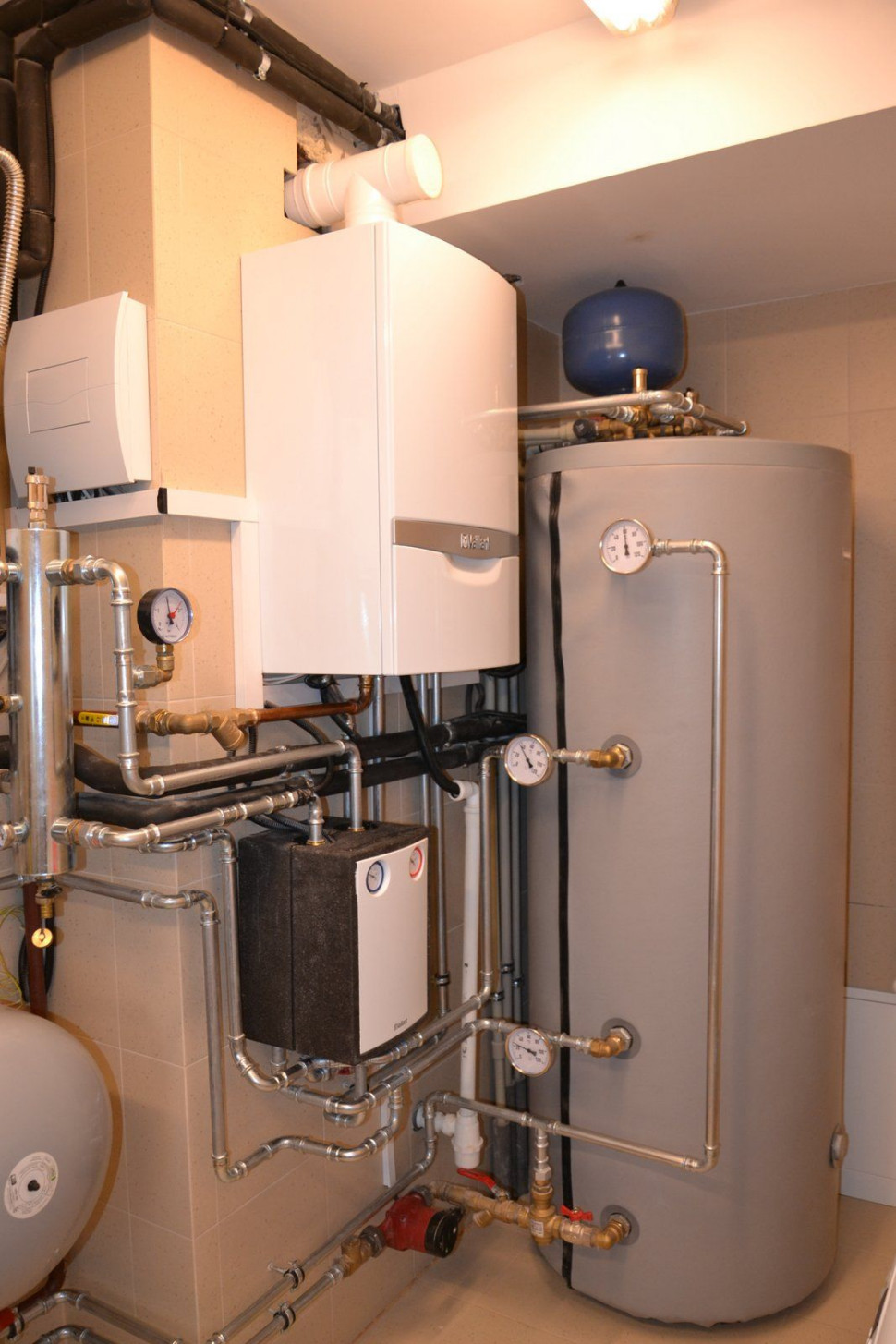 W kotłowni ulokowano kocioł gazowy oraz zbiornik c.w.u. o poj. 380/120 l