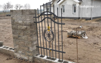 Jak wykonać fundament pod ogrodzenie betonowe krok po kroku?