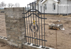 Budujesz ogrodzenie betonowe? Tak wykonasz fundament, który nie popęka po kilku sezonach
