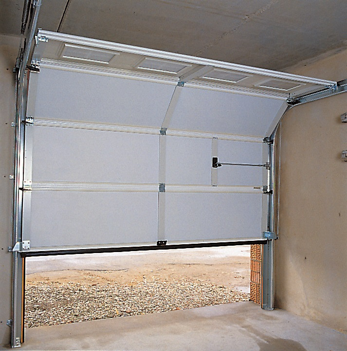 Montaż bramy segmentowej: Próbne otwarcie i zamknięcie bramy pokaże nam, czy naciąg linki wymaga dalszej regulacji