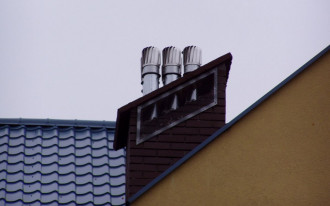 Wyje w rurach od kominka