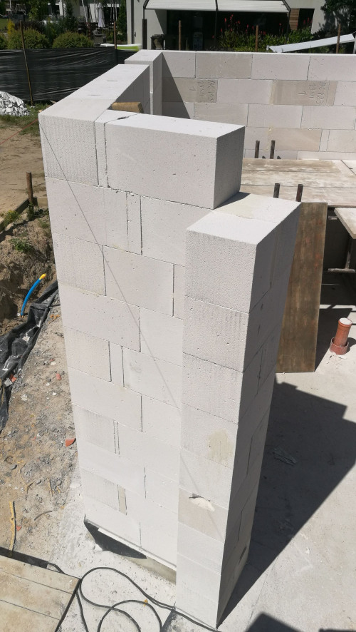 Narożnik budynku pod innym kątem niż prosty