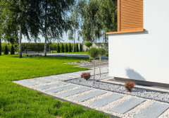 Opaska wokół domu z płyt betonowych – jak ją wykonać?