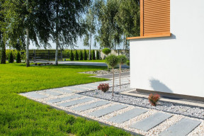 Opaska wokół domu z płyt betonowych – jak ją wykonać?