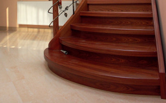 Czy trzeba zabezpieczyć przeciwpożarowo schody drewniane?